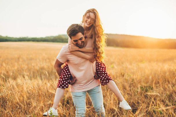 رابطه عاطفی - آموزش روابط زناشویی -شناخت مردان و زنان - عشق محبت - روانشناسی مهارتهای ارتباطی دختران و پسران