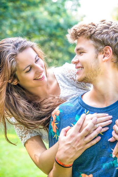 رابطه عاطفی - آموزش روابط زناشویی -شناخت مردان و زنان - عشق محبت - روانشناسی مهارتهای ارتباطی دختران و پسران