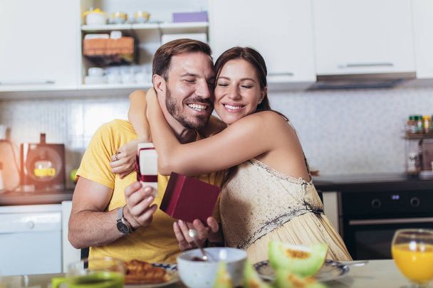 رابطه عاطفی - آموزش روابط زناشویی -شناخت مردان و زنان - عشق محبت - روانشناسی مهارت‌های ارتباطی دختران و پسران